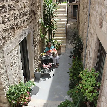 Apartment Street Garden *