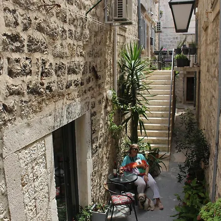 Street Garden Apartment *