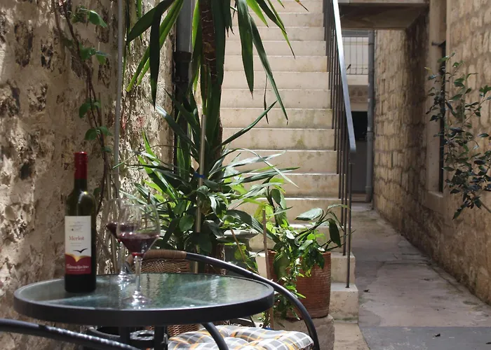 Street Garden חוואר